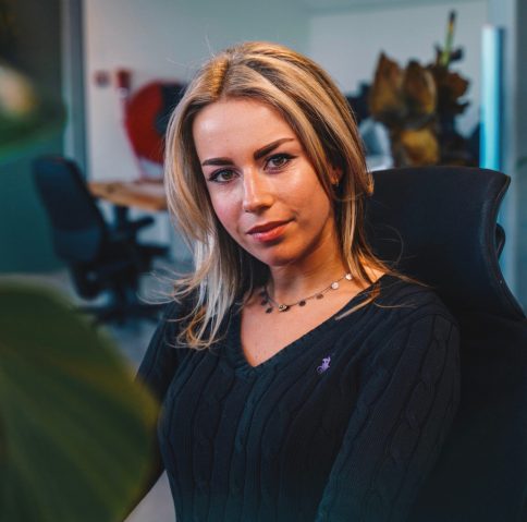 blond marketing meisje